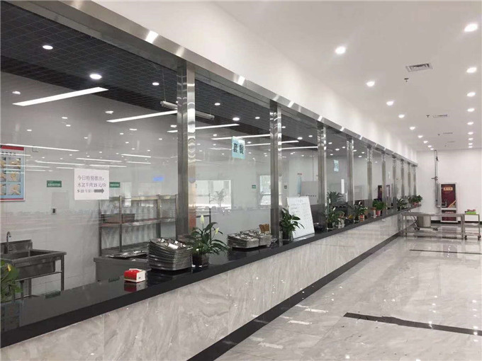 商用廚房設(shè)計(jì)與廚房設(shè)備結(jié)合，使食堂布局更合理